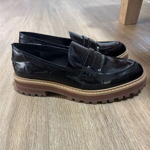 Vince Camuto Black Loafers for Women patent leather LUG sole size 8.5